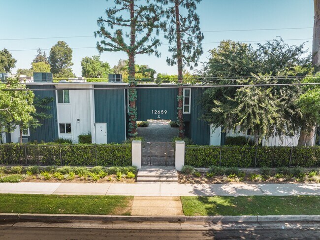 Building Photo - 12659 Moorpark Apartments