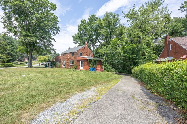Foto del edificio - Spacious 4-Bedroom Home with Garage and Ya...