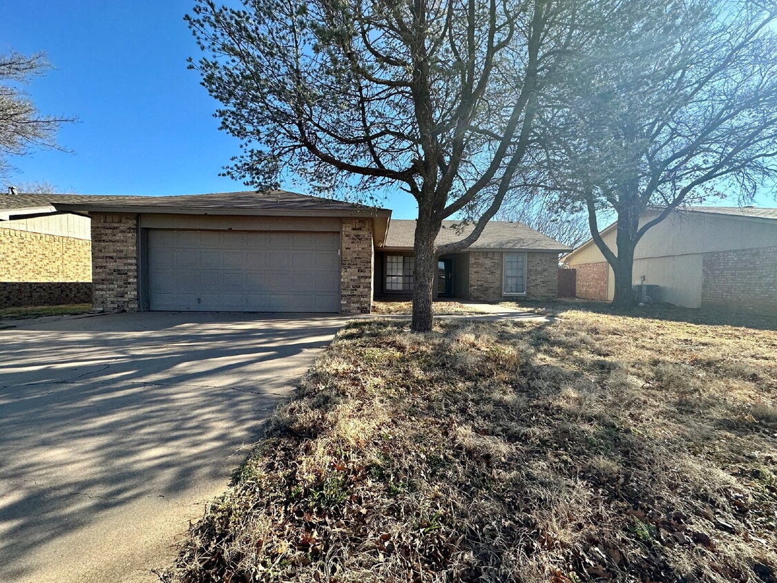 Primary Photo - Updated 4 Bedroom Home w/ Gorgeous Floors