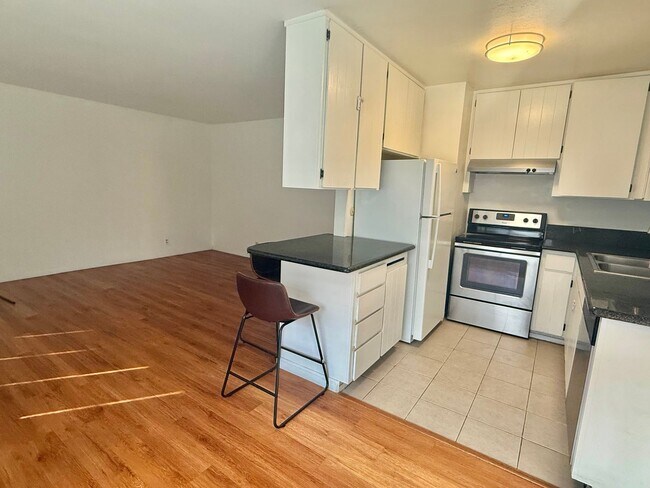 Foto del edificio - CAMPBELL - Downstairs unit in desirable location
