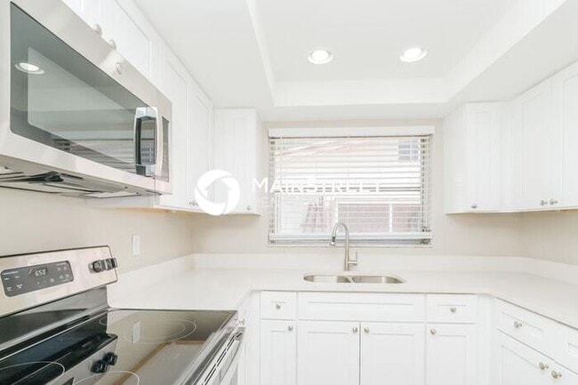 Building Photo - 3 Bedroom Pet-Friendly Home in New Port Ri...