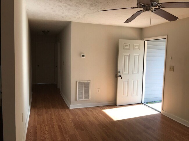 Foto del edificio - 3 bed 1 bath large private country lot