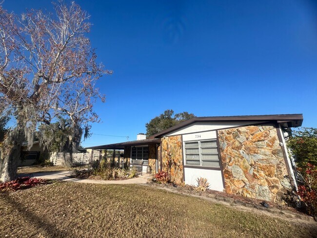 Foto del edificio - 734 Memorial Dr