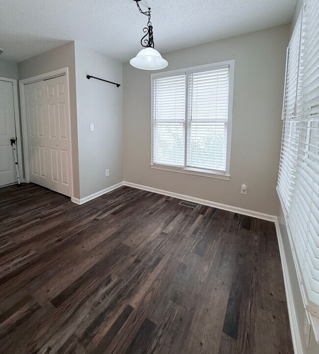 Building Photo - 31 White Oak Dr SE