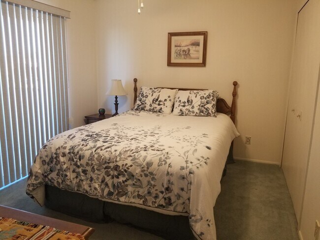 Building Photo - Summer Furnished Condo