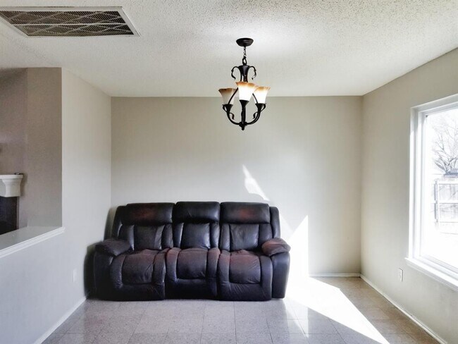 Building Photo - 1300 Parkwood Trail