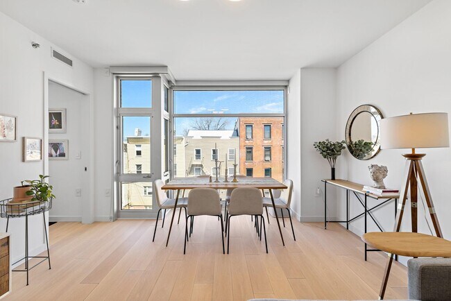Building Photo - 323 4th St