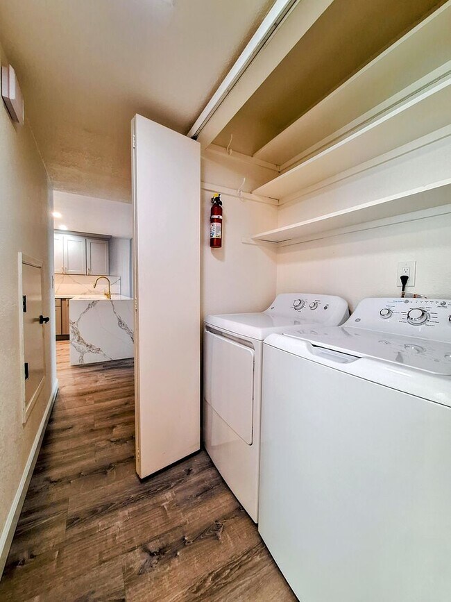 Foto del edificio - Spacious Two-Story 3bd Townhouse With Private Patios, Balcony, & Garage