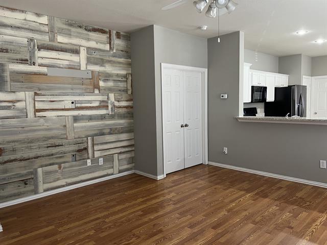 Foto del edificio - 9809 Cedarcrest Dr