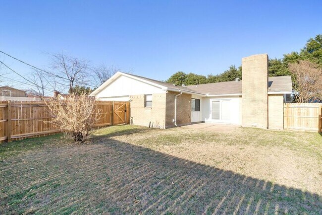 Building Photo - 2709 Rickenbacker Dr