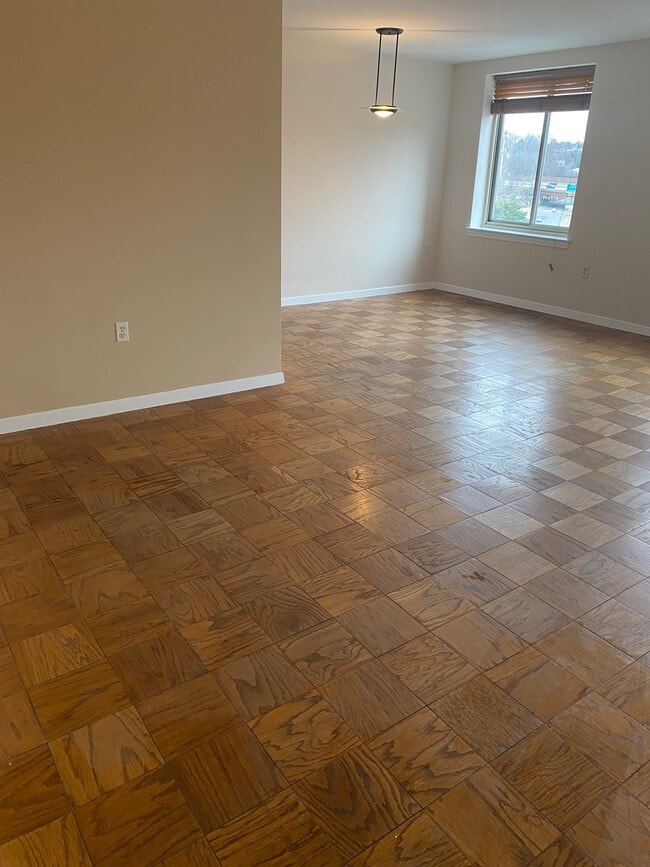 Living Room - 3000 Spout Run Pkwy