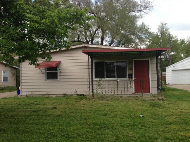 Foto del edificio - Single Family Home located across from the...