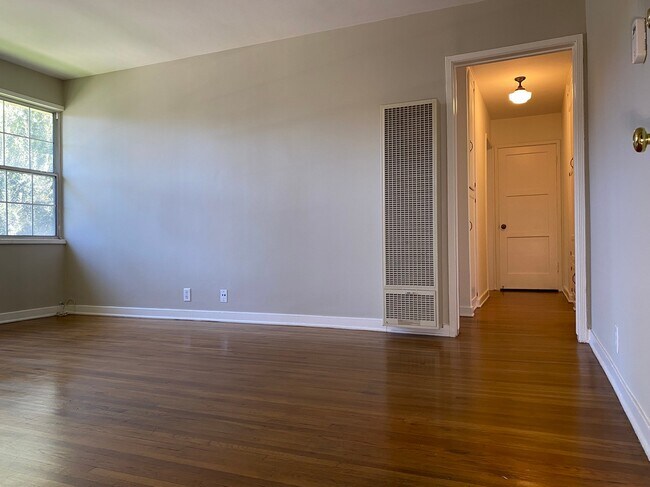 Building Photo - 1860 N Kingsley Dr