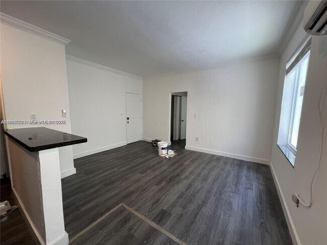 Foto del edificio - 7920 Harding Ave