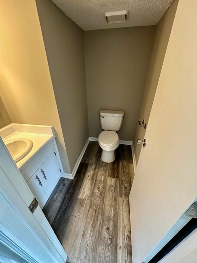 Foto del edificio - Newly renovated 3-bedroom Creekside Townhome - Available Now