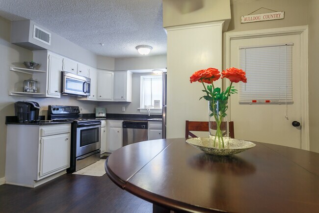 Building Photo - 301 E Reynolds Dr