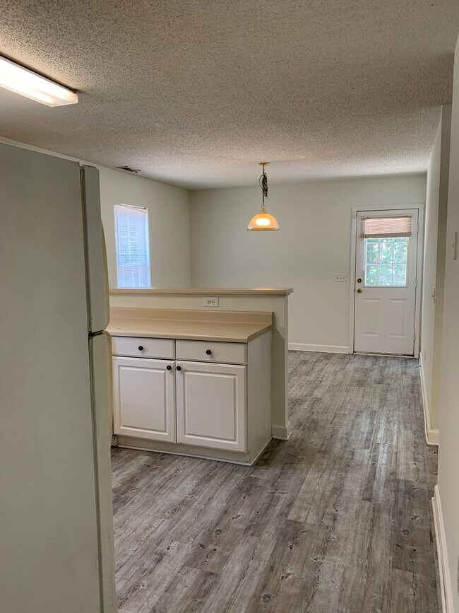 Building Photo - 3 Bedroom 2 Bath House Close to WB (Hillsd...