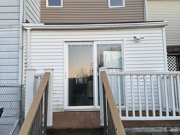 Building Photo - Practical and Move-In Ready