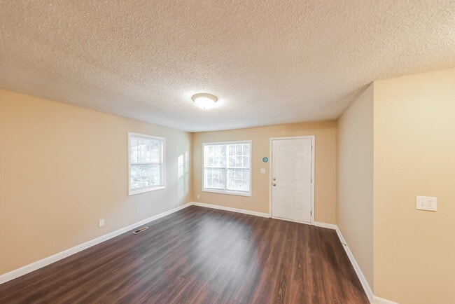 Building Photo - 2512 Circle Dr