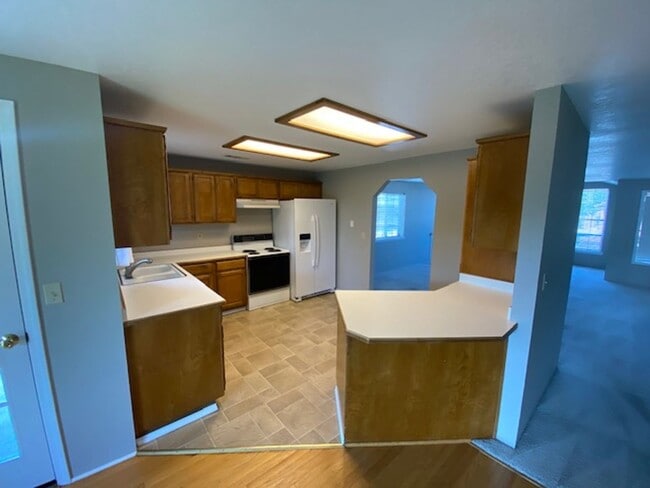 Building Photo - SINGLE LEVEL 3 BEDROOM HOME, FENCED IN YARD