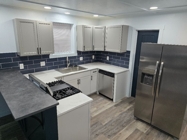 Building Photo - 1130 E 2nd St