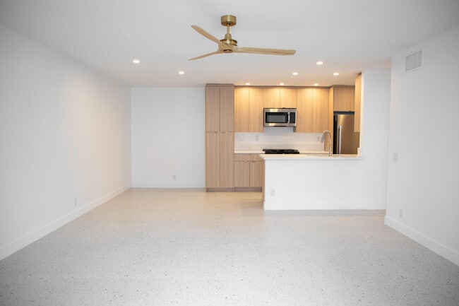 Building Photo - 1400 E Palm Canyon Dr