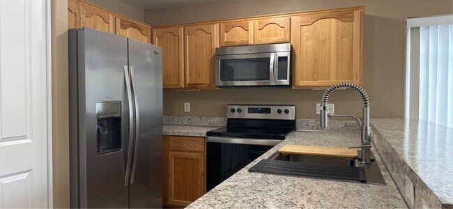 Foto del edificio - 215 Pioneer Dr