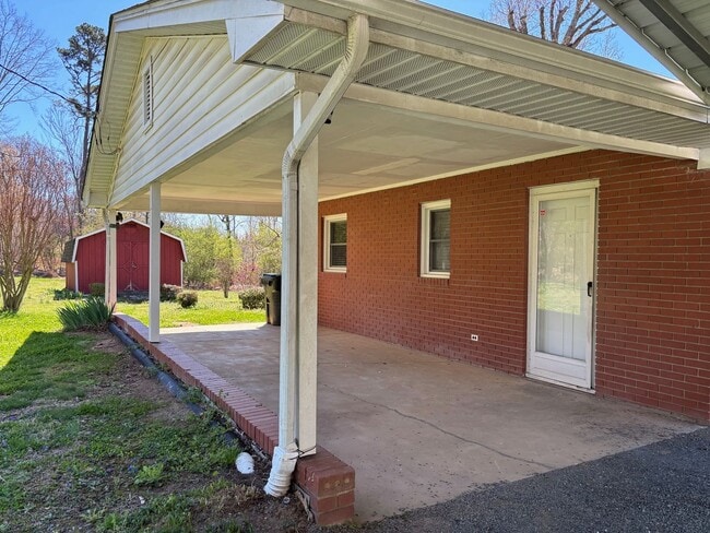 Building Photo - 3 bed, 1 bath brick home located in Asheboro