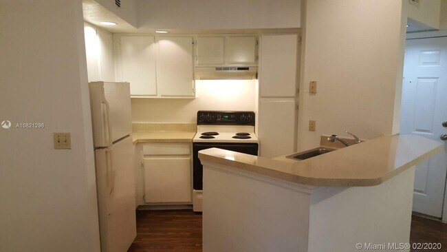 Foto del edificio - 3340 Pinewalk Dr N