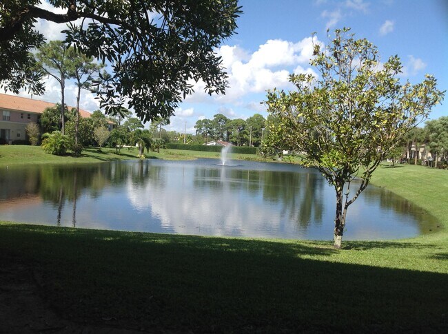 Building Photo - 1510 Seminole Palms Dr