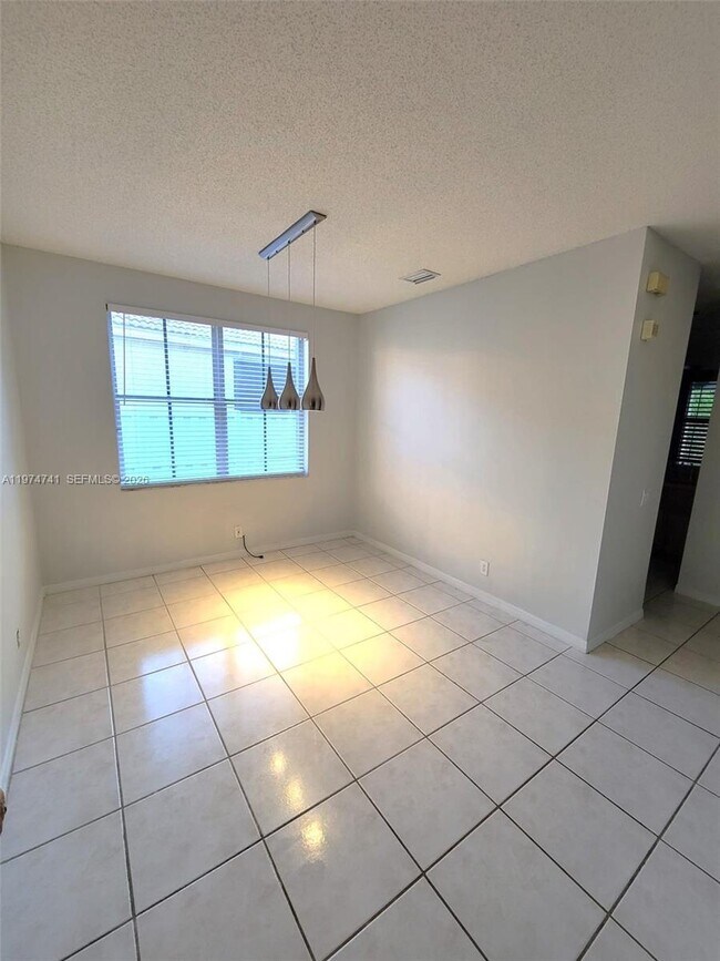 Foto del edificio - 723 Juniper Ln