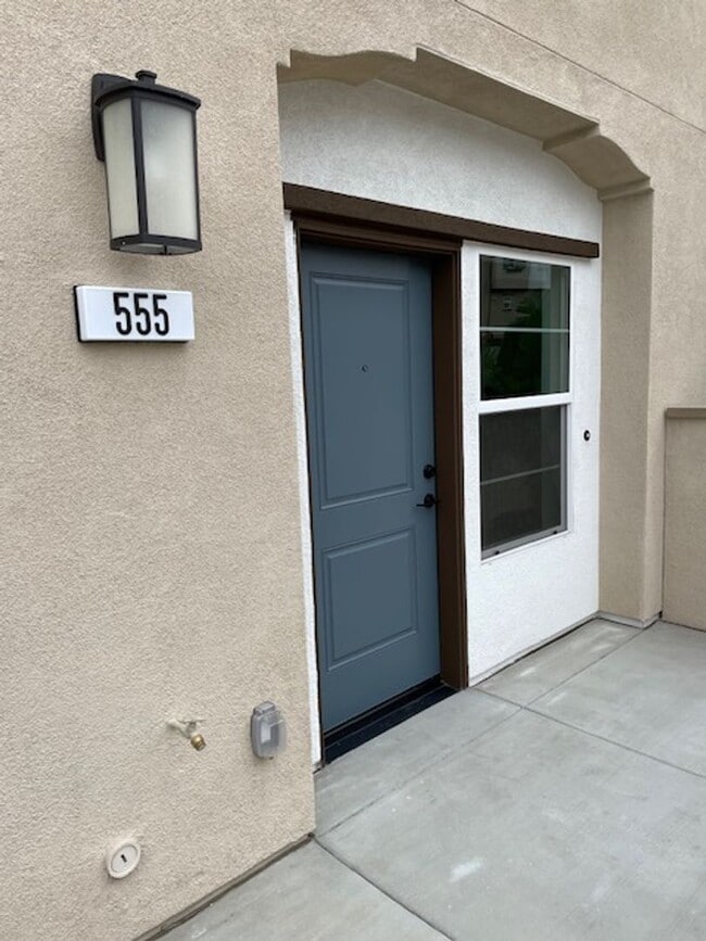 Building Photo - Camarillo 3 Bed 4 Bathroom Never Lived In Condo