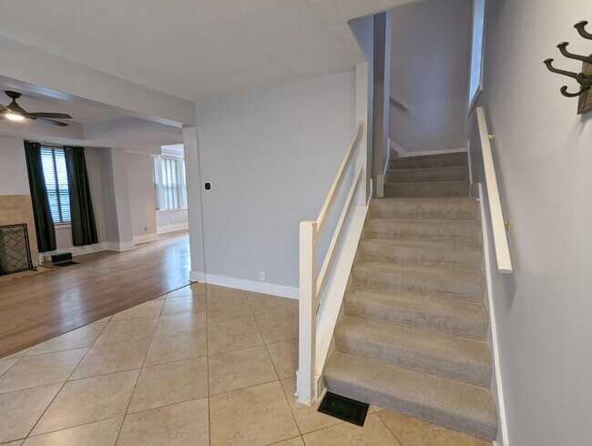 Foto del edificio - Huge 5 Bedroom, 3.5 Bathroom House Availab...