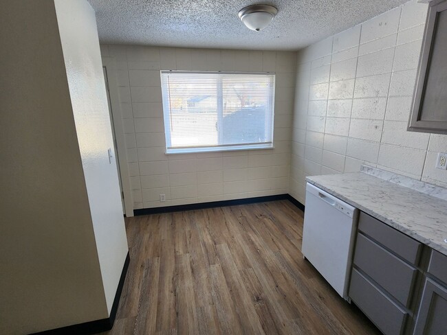 Building Photo - Remodeled 2 bedroom Apartment