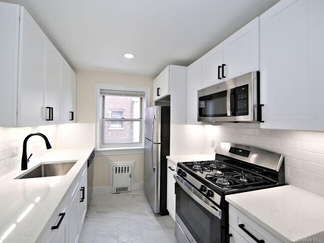 Foto del edificio - 240 Halstead Ave