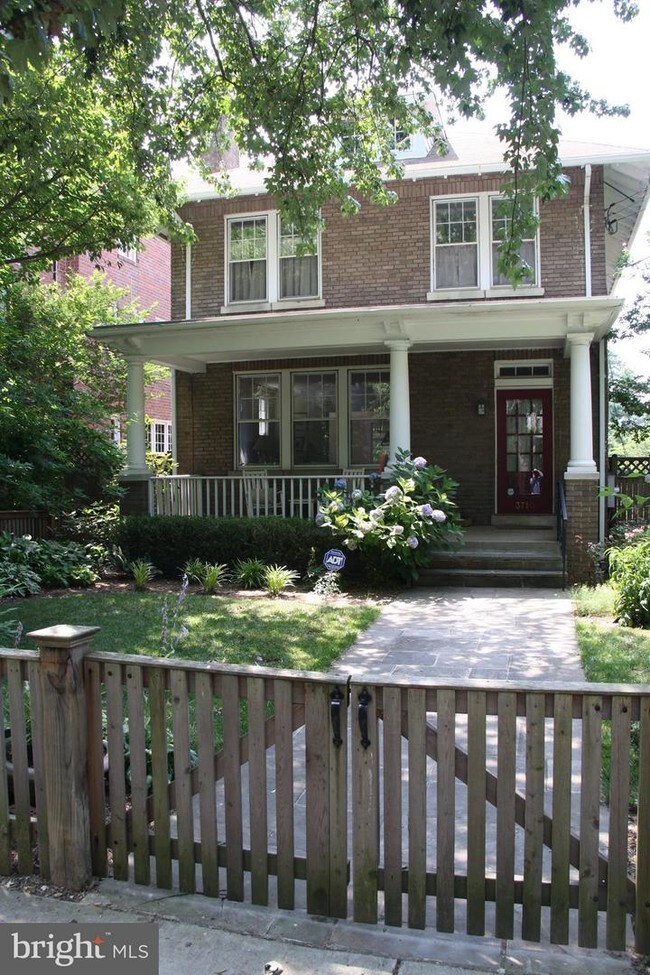 Foto del edificio - 3710 Livingston St NW