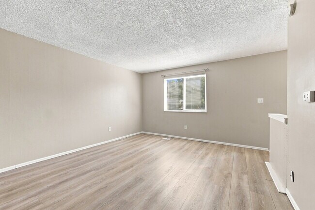 Foto del edificio - $1,895.95 3-bed, 1.5-bathroom located in Colorado Springs with a washer and dryer.