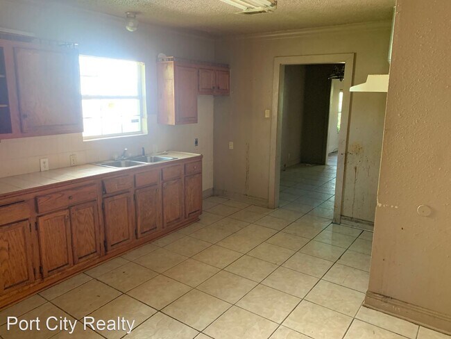 Building Photo - 3 br, 2 bath House - 3221 West College St.