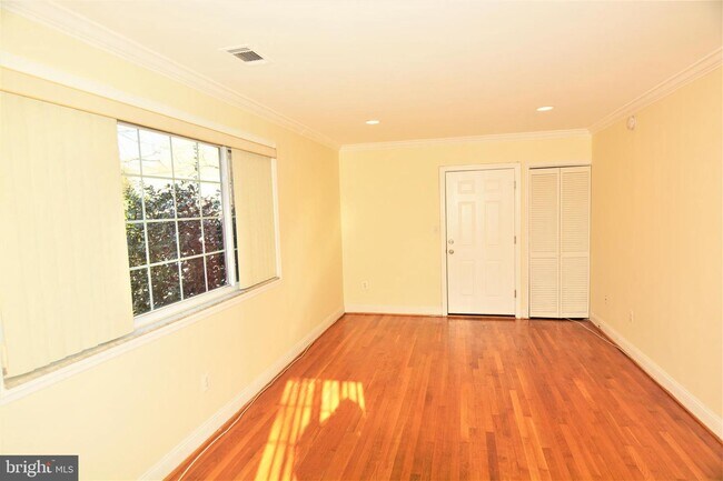 Foto del edificio - 8315 Roanoke Ave