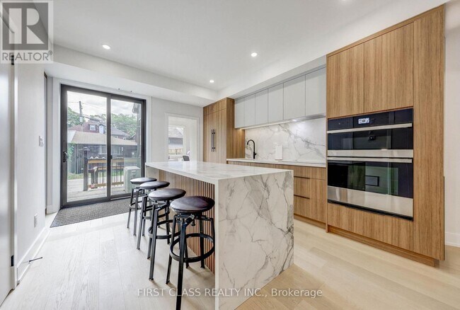 Building Photo - 431 Roxton Rd