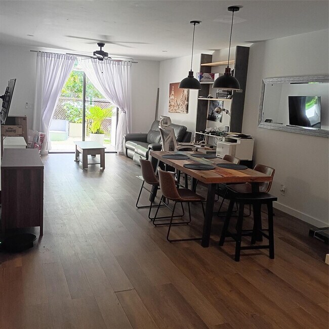 Foto del edificio - 3351 NW 85th Ave