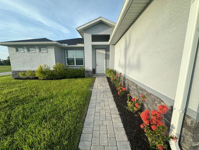 Building Photo - 4 Bedroom 2 Bathroom 3 Car Garage- NW Cape...