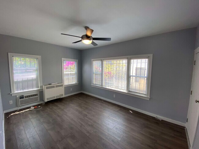 Building Photo - 1224 N Kenmore Ave