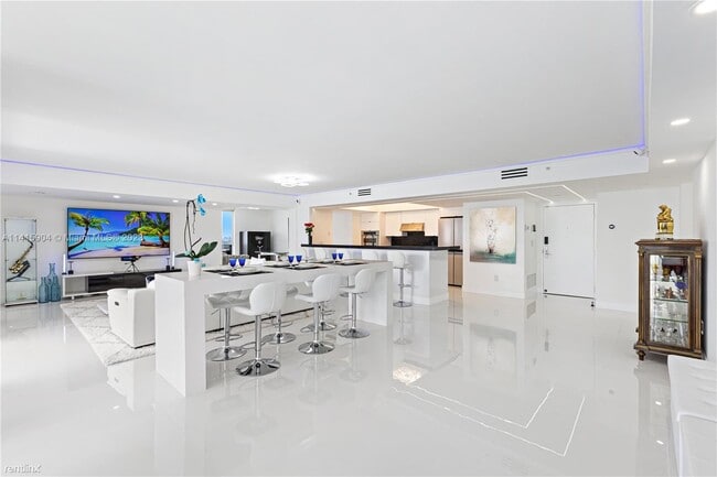 Building Photo - 3 br, 3.5 bath Condo - 1900 Purdy Ave Apt ...