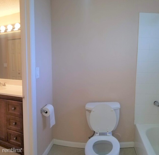 Foto del edificio - 1 br, 1 bath  - 311 SW 113th Way