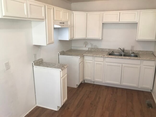 Foto del edificio - 2215 Ivy Rd