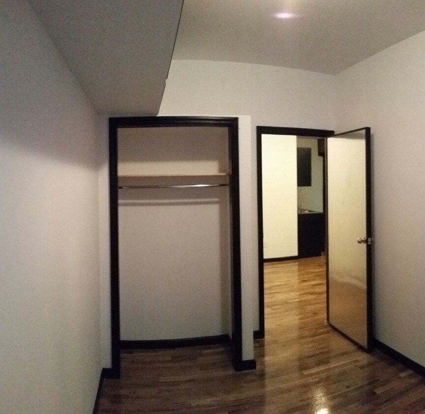 Foto principal - 417 E 12th St