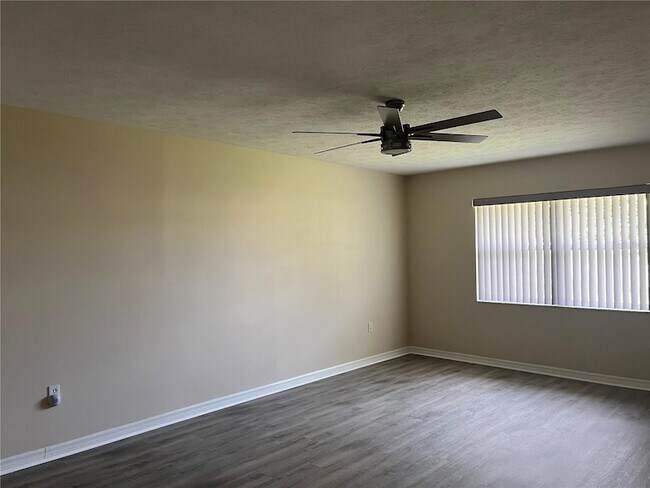 Foto del edificio - 3063 Lake June Blvd