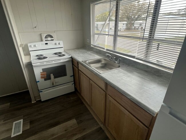 Building Photo - 133 Lakeside Garden Cir