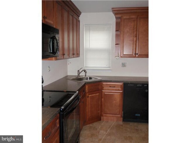 Foto del edificio - 404 Hopkins Ct